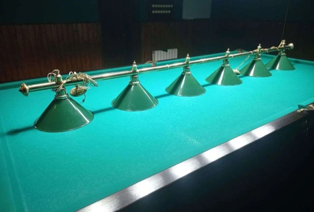 Бильярдные принадлежности и аксессуары, шары, светильники, сукно, кий.