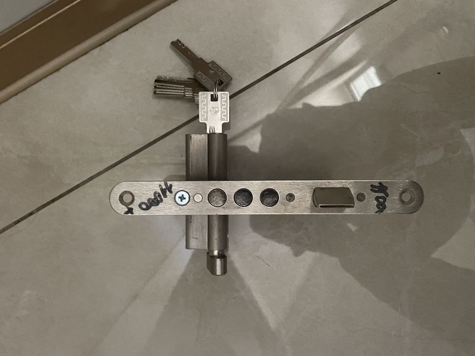 Продам.Дверной замок