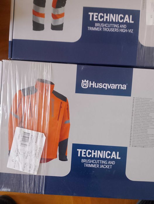 Set Husqvarna.marimea L și bocanci nr44 plus un ham nou. IASI