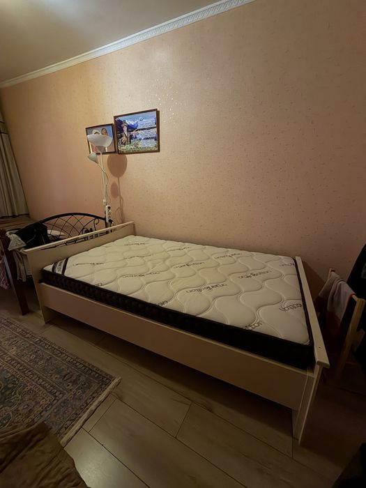 Продаётся кровать с матрасом