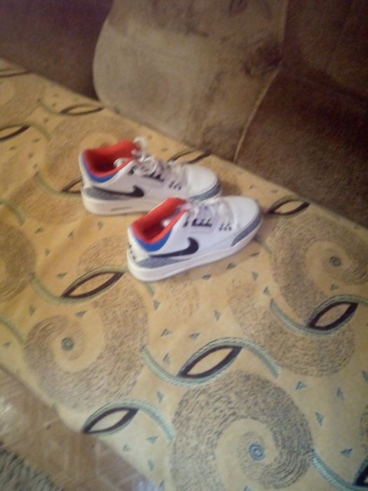 Продам кроссовки