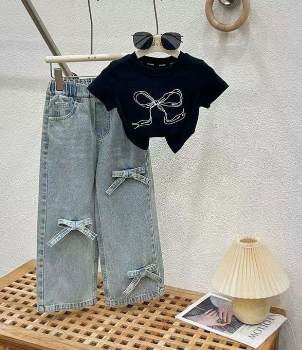 Двойка джинсы с бантиками и футболка с бантиком