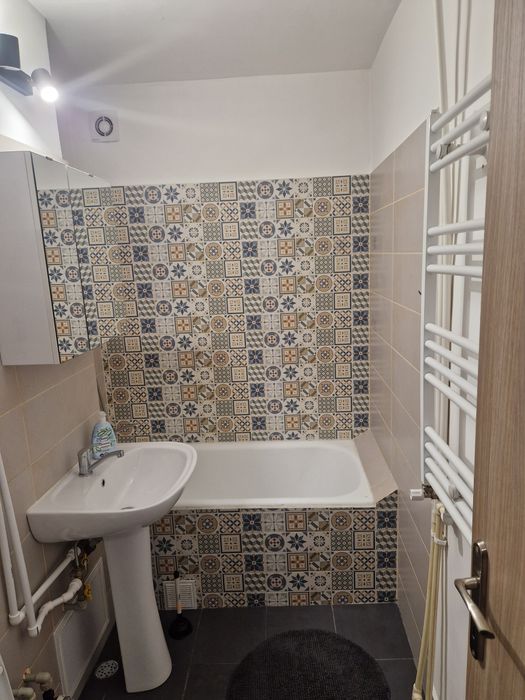 Închiriez garsonieră.