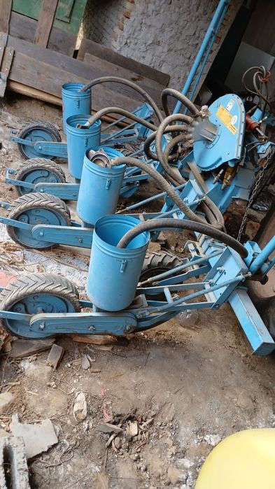 Vând semănătoare porumb, 4 randuri.