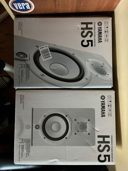 Студийни монитори Yamaha HS5 White (чифт) + бели стойки
