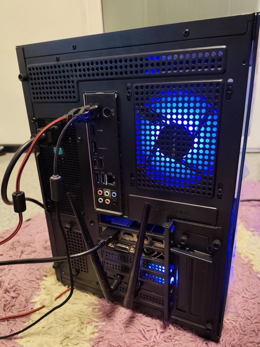 PC Gaming I7 10700K. Monitor 32  și birou gaming