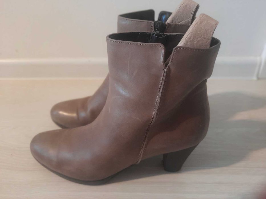 Vand botine dama elegante si comode , marimea 39