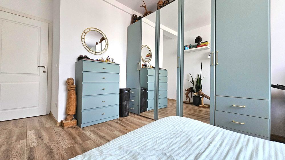 Vand apartament cu 3 camere + loc de parcare