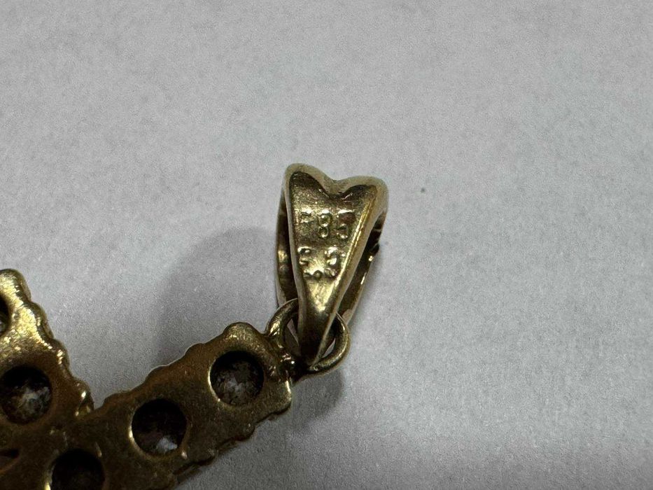 Златна висулка кръст 14К