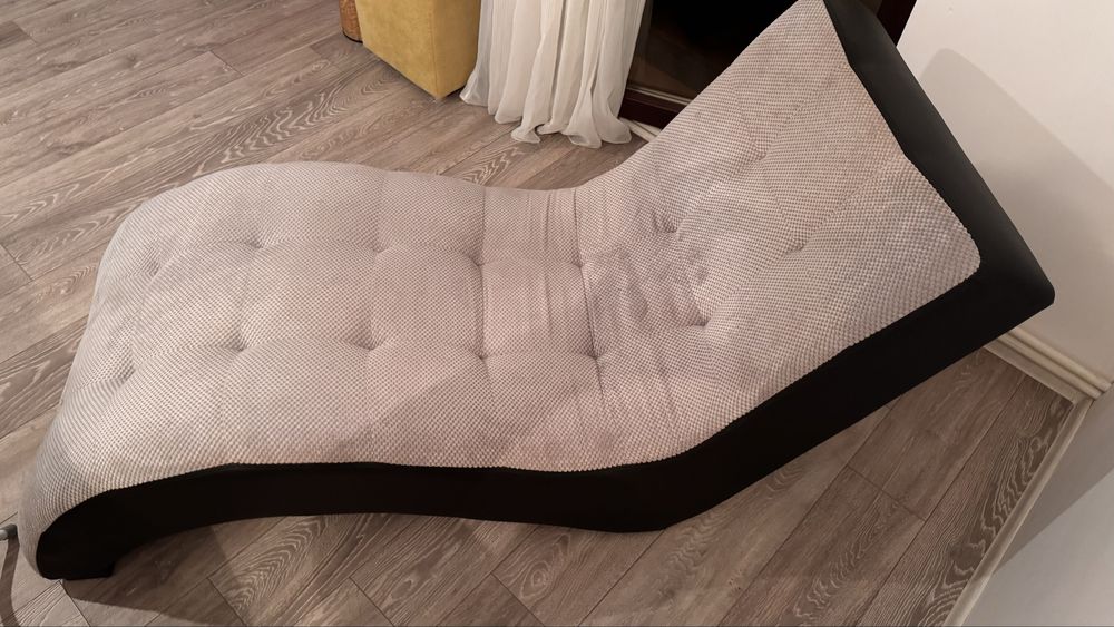Sezlong textil in stare foarte buna