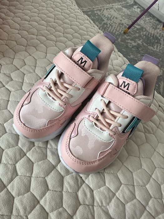 Продам кроссовки на девочку 27р