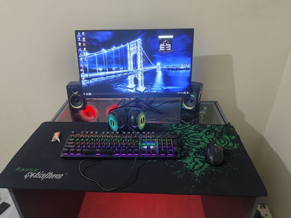 igravoy kompyuter 
kalyoniy oynali stolga terilgan

manitor 24 75hz
Wi