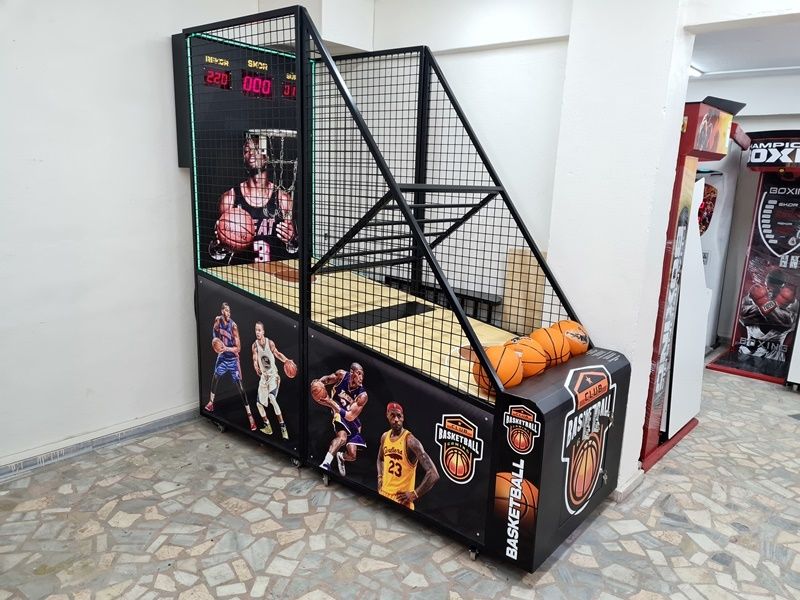 Вендинг машина, баскетбол работи с монети и жетони.