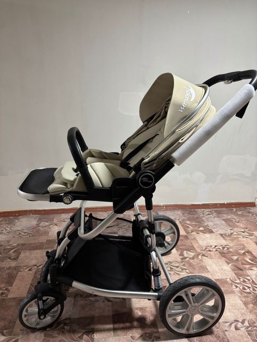 •	Коляска в отличном состоянии