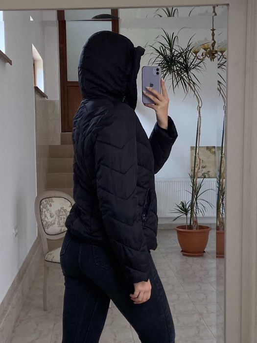 Geaca neagra, cu gluga, pentru femei