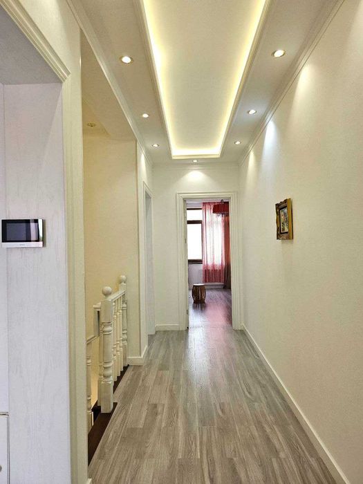 Двухэтажный отдельно стоящий дом на продажу в центре города