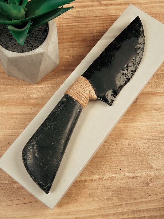 Ножове от обсидиан и оникс в древен стил