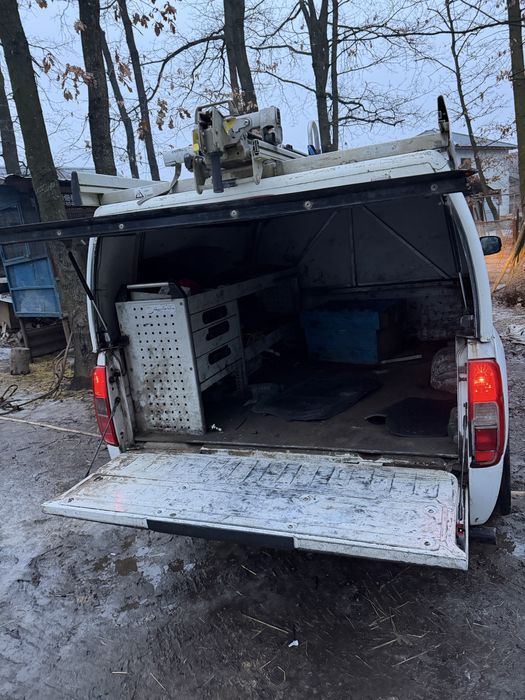 2 Nissan Navara la pret de 1