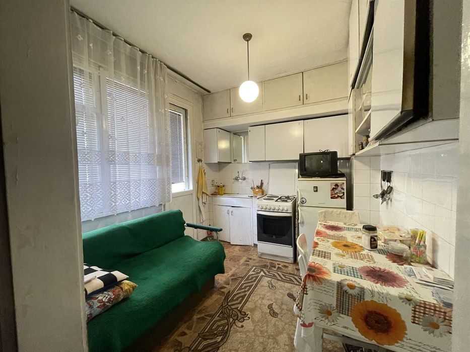 Продава се : тристаен тухлен апартамент