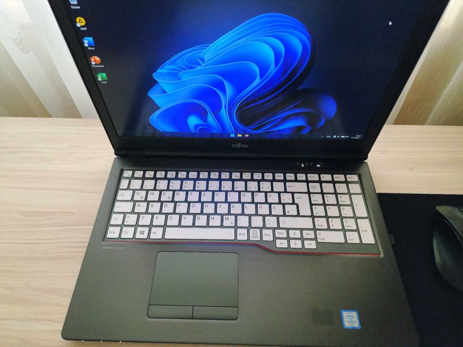 Fujitsu U758 512 GB SSD/ 8GB RAM/ 4 GB video