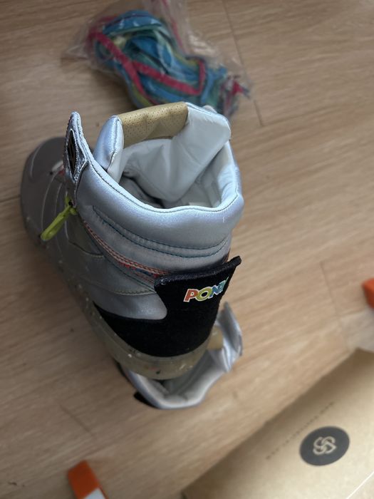 Кожено естествена кожа манто-дамско и сребристи обувки.