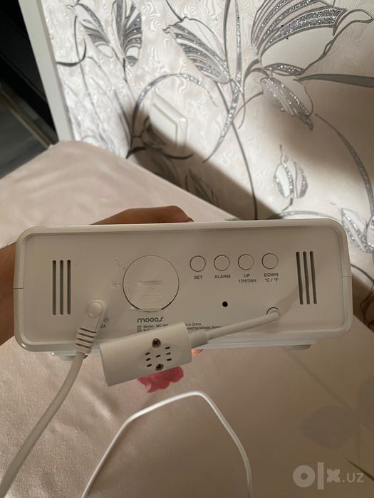 Elektron soat, budilnik, termometr, lampa, zaryadnik hammasi bittada