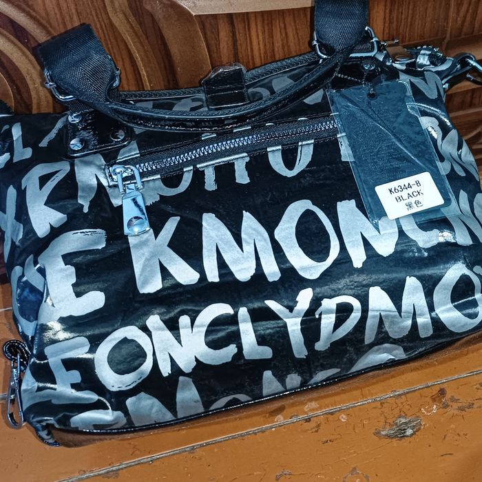 Сумкалар новый, базарда 200-180мың сум. Бизде 100мың сум