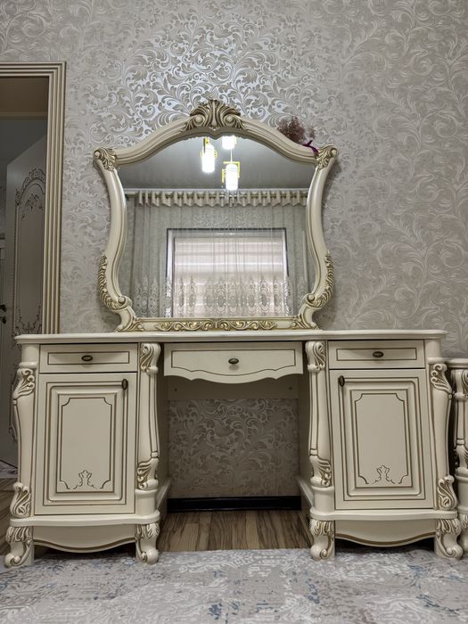 Продам зеркало с комодом и две тумбочки