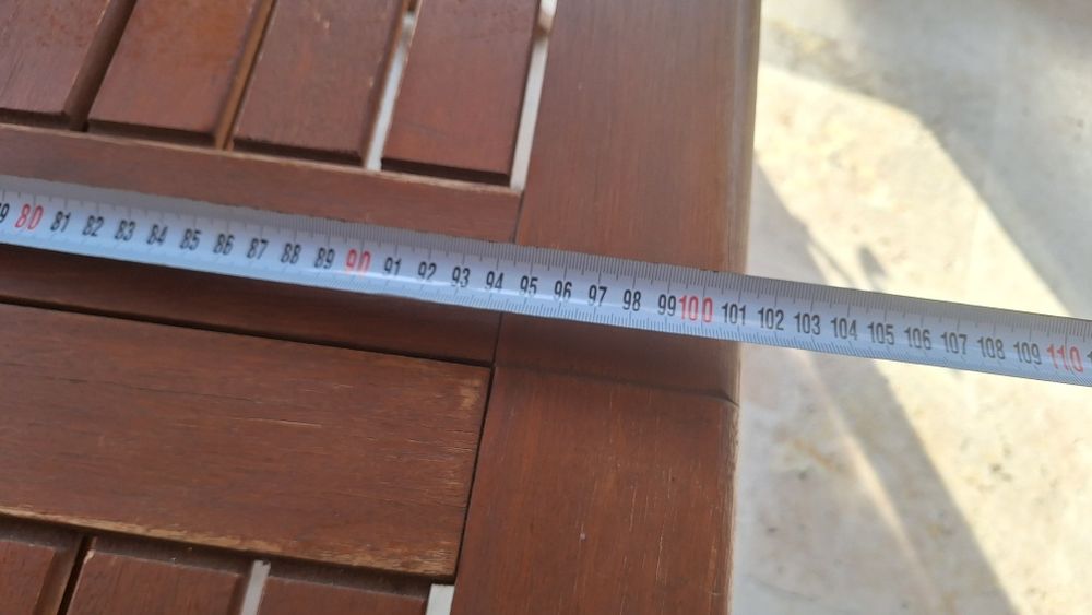 Дървена градинска маса