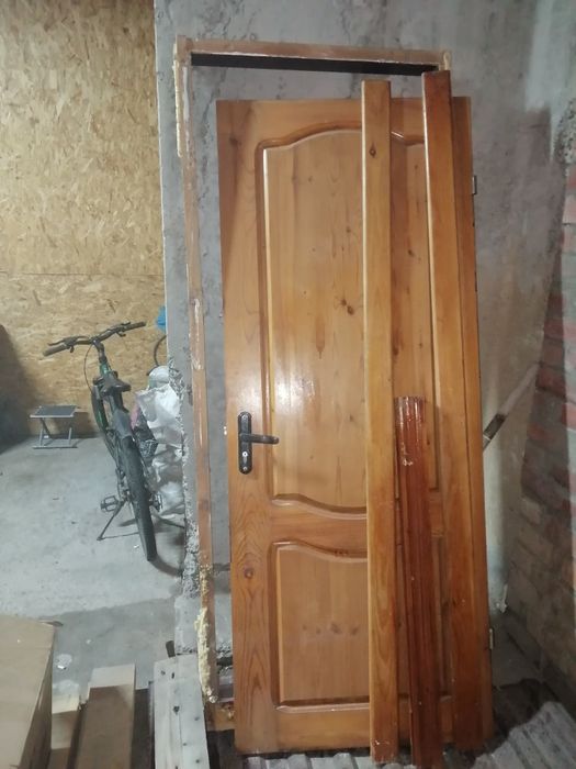 Продам деревянную дверь