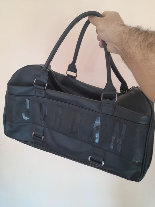 Спорт сумка.  Қара түсті.  Бірақ рет қолданған.