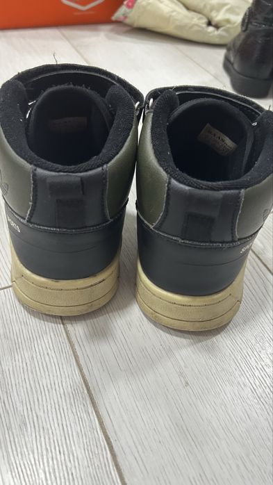 Демисезонные кроссовки зеленые