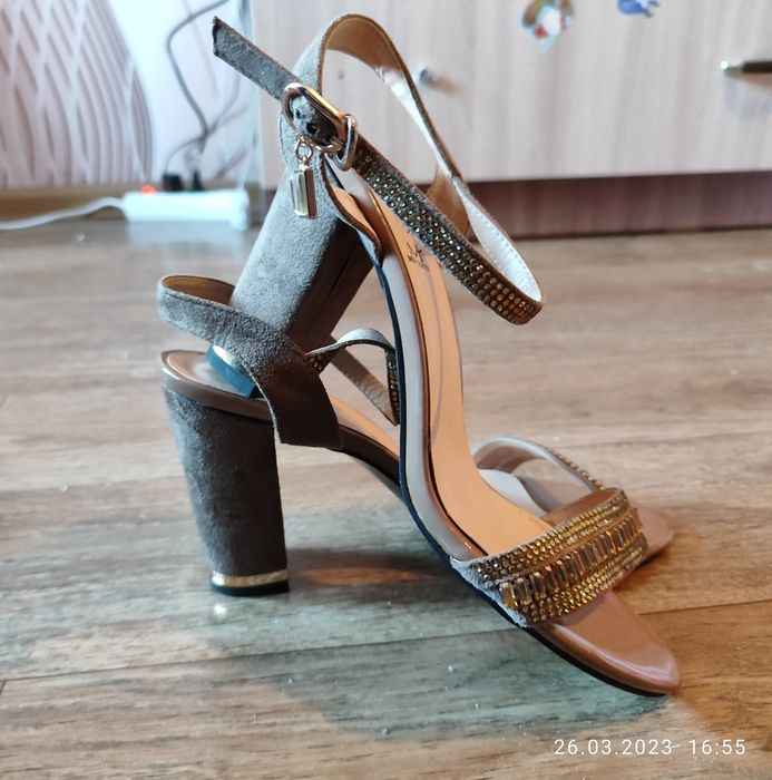 Продам туфли на каблуке 36 37 рр