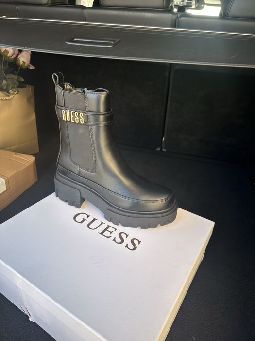 Vand botine noi Guess