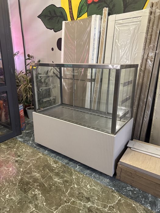 Продается витринный холодильник.