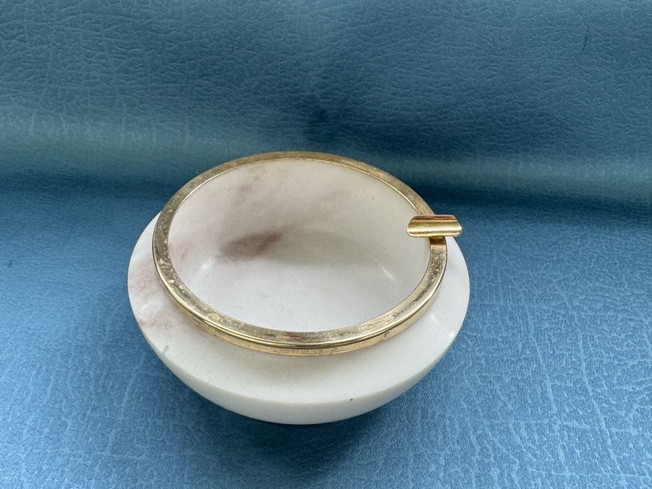 Мраморен пепелник , масивен , с месингов обков