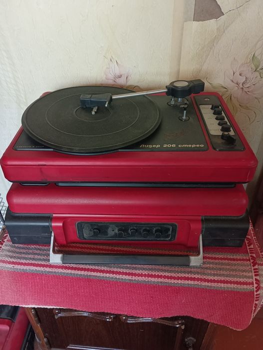 Продам электропроигрыватель.