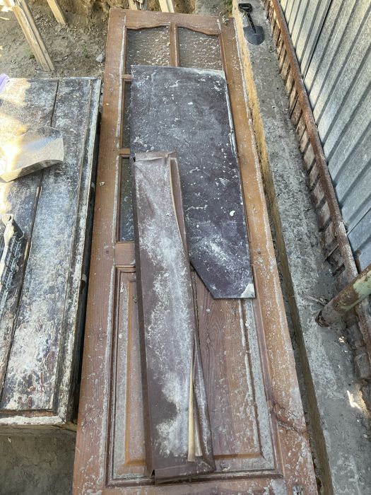 Окно с рамой и дверь деревянная