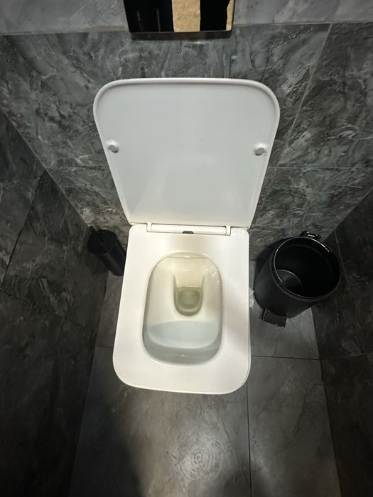 Унитаз б/у ,в хорошем состоянии