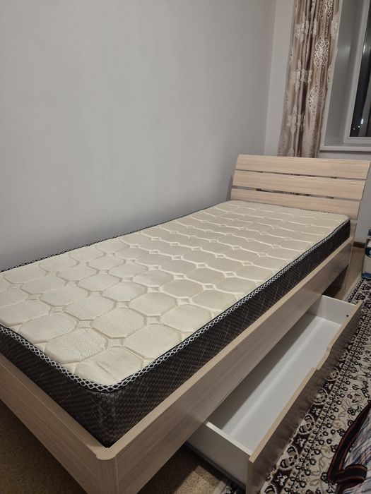 Продам Кровать с матрасом