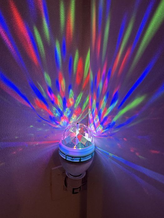 Lampa LED rotativa bec/priza-idee cadou