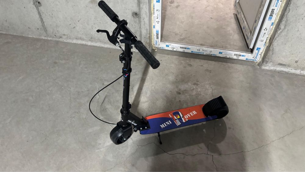 Trotineta pliabila cu cric