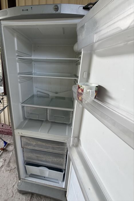 Продам холодильник indesit