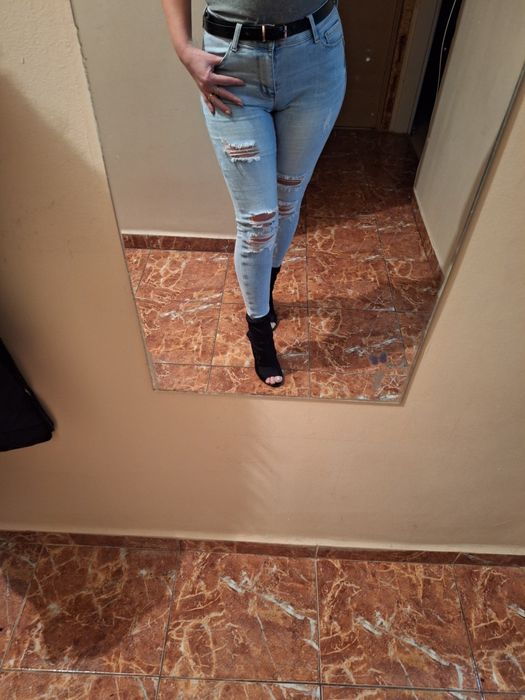 Вталени еластични дънки размер М