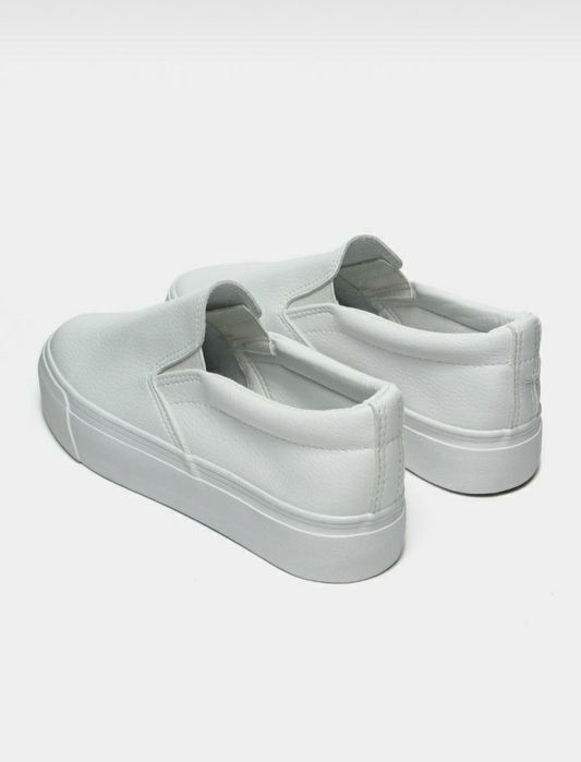 Кроссовки/мокасины  с белой подошвой.