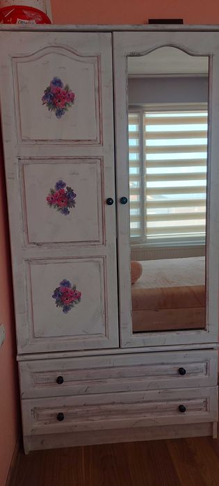 Обзавеждане в бяло и лилаво