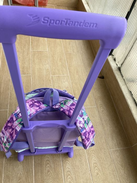 Продавам ученическа раница на колелца