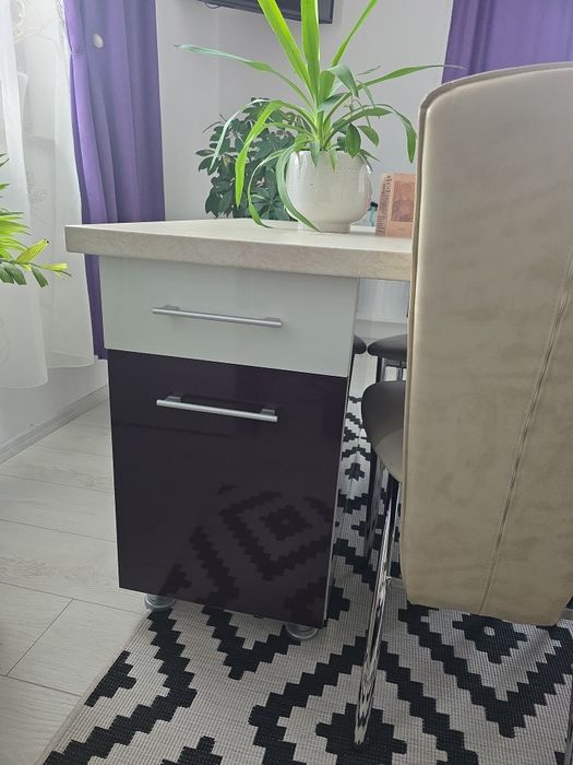 Masa mare cu 8 scaune +2 noptiere cu sertare, blat termorezistent.