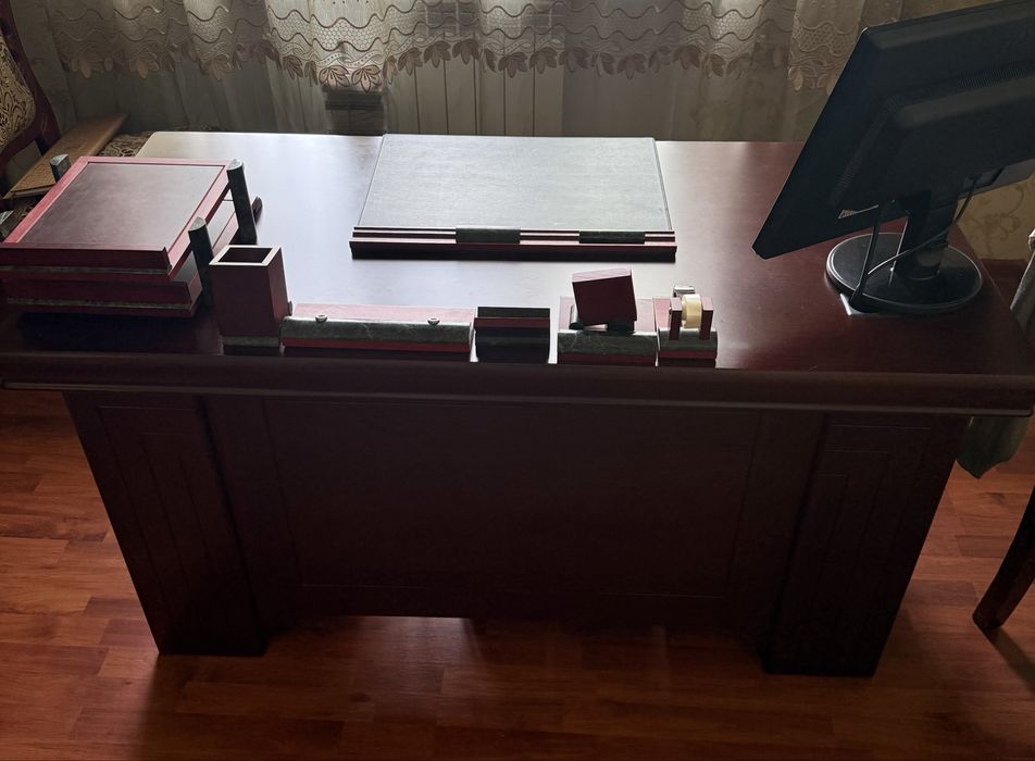 Продом стол! В отличном состояние.