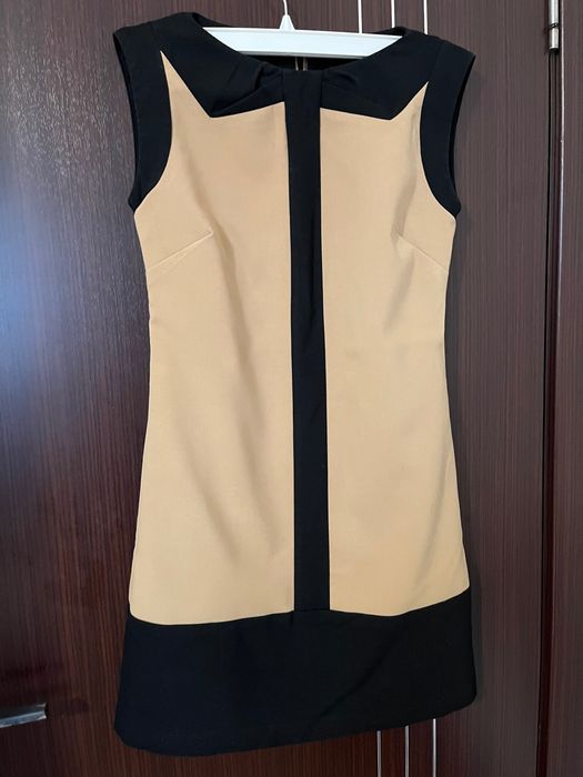 Рокля на марката Warehouse